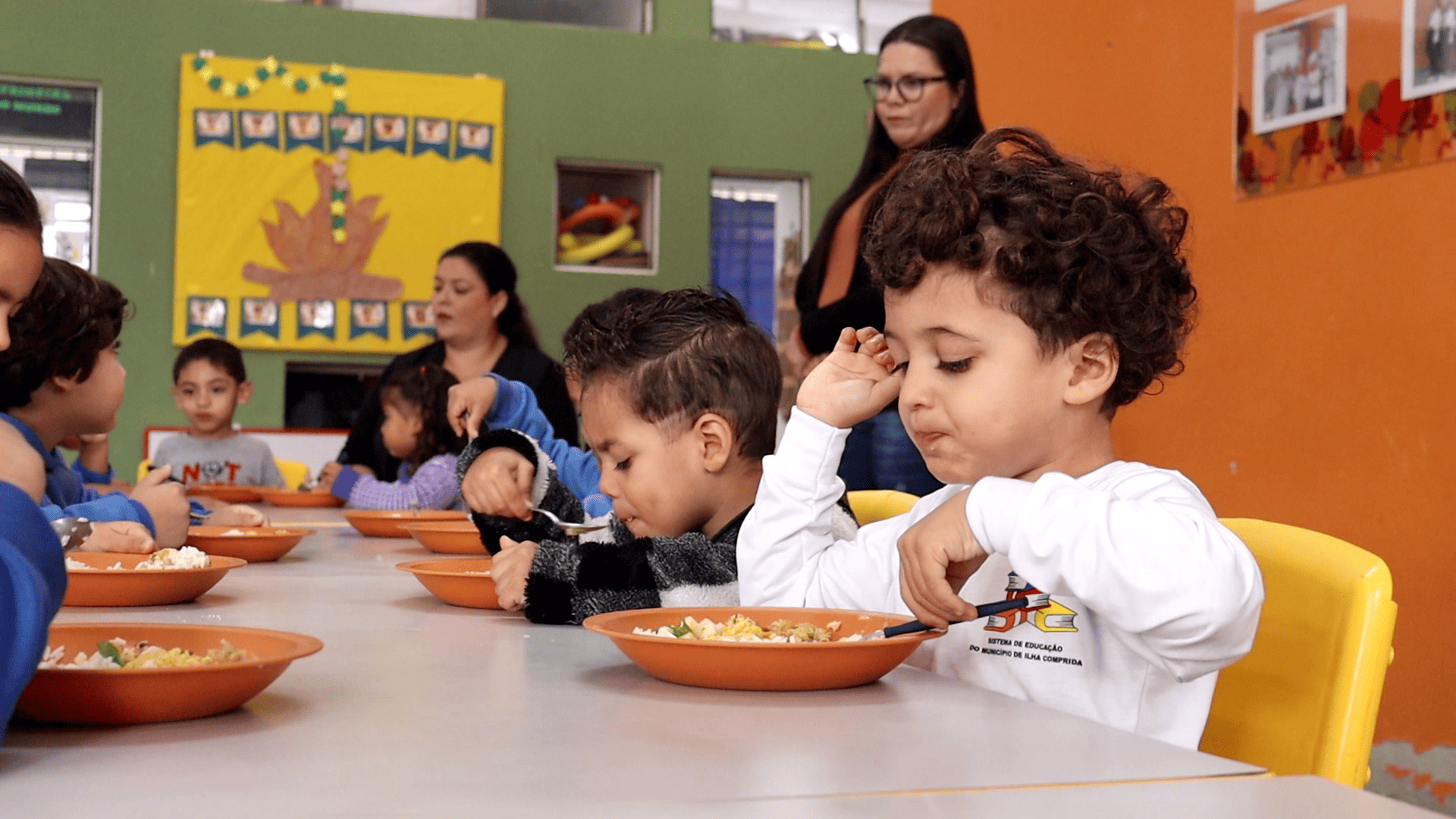 Pescado na mesa: espécies da pesca artesanal integram alimentação escolar em Ilha Comprida/SP