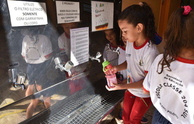 Lei garante acesso à água potável em instituições de ensino