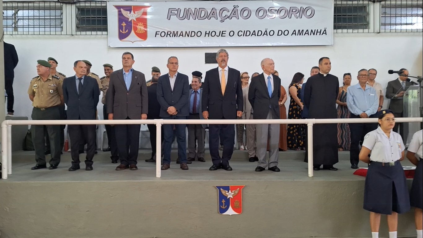 Autoridades e convidados participam de evento da Fundação Osorio em ginásio.