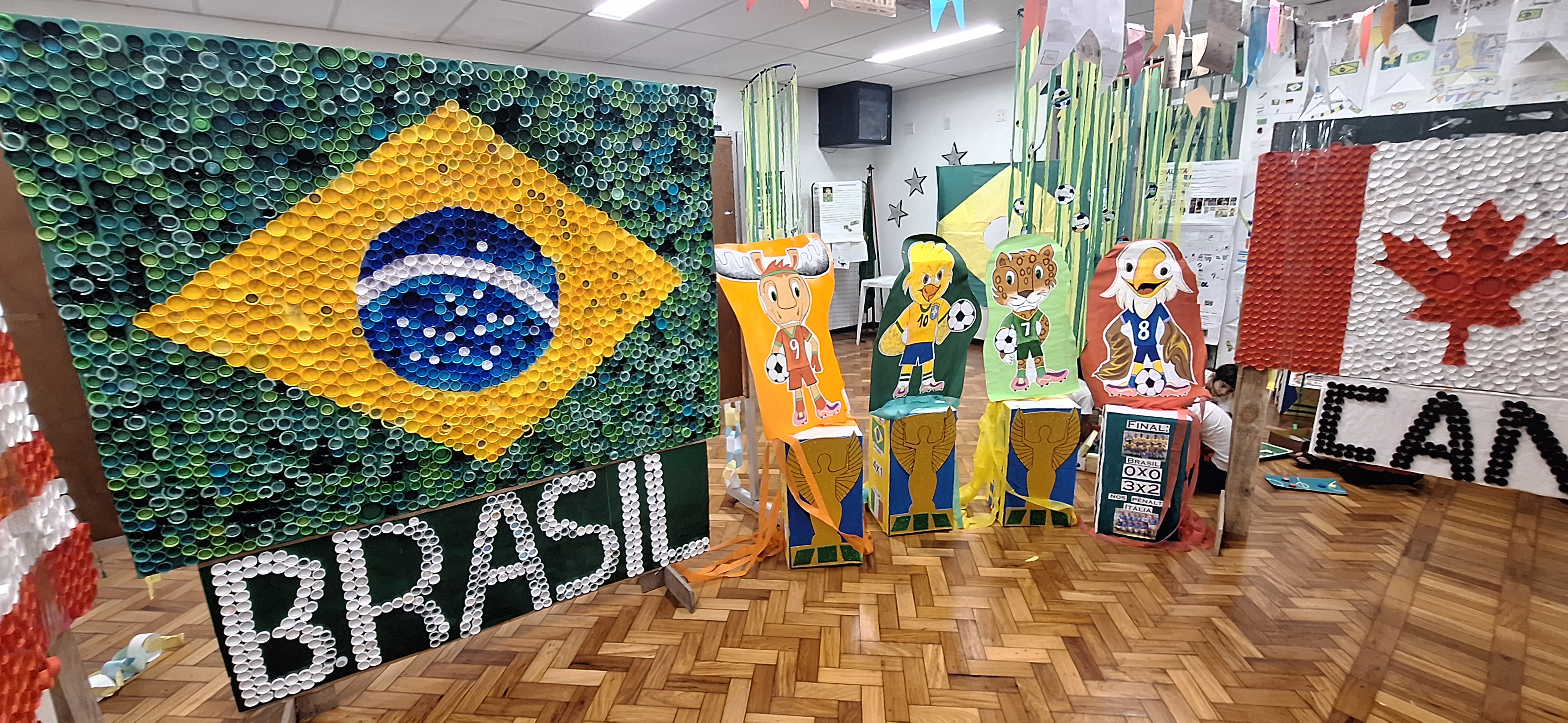 Exposição dos trabalhos confeccionados para a festa junina, na sala Rosa dos Reis.