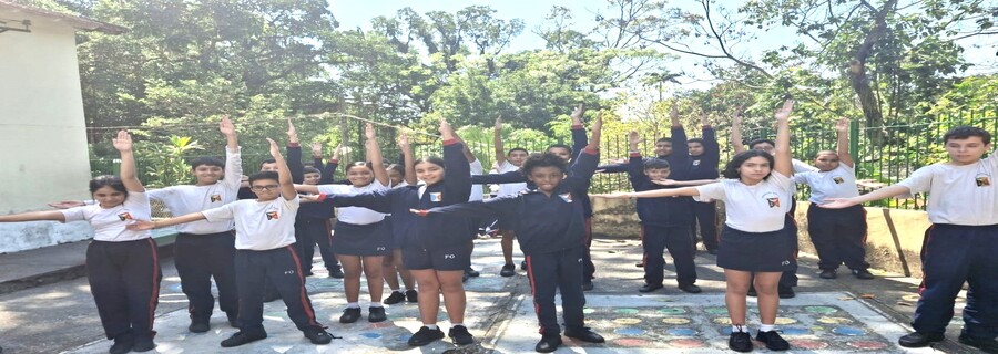 Alunos do 5º ano representam ângulos com os braços em atividade de matemática.