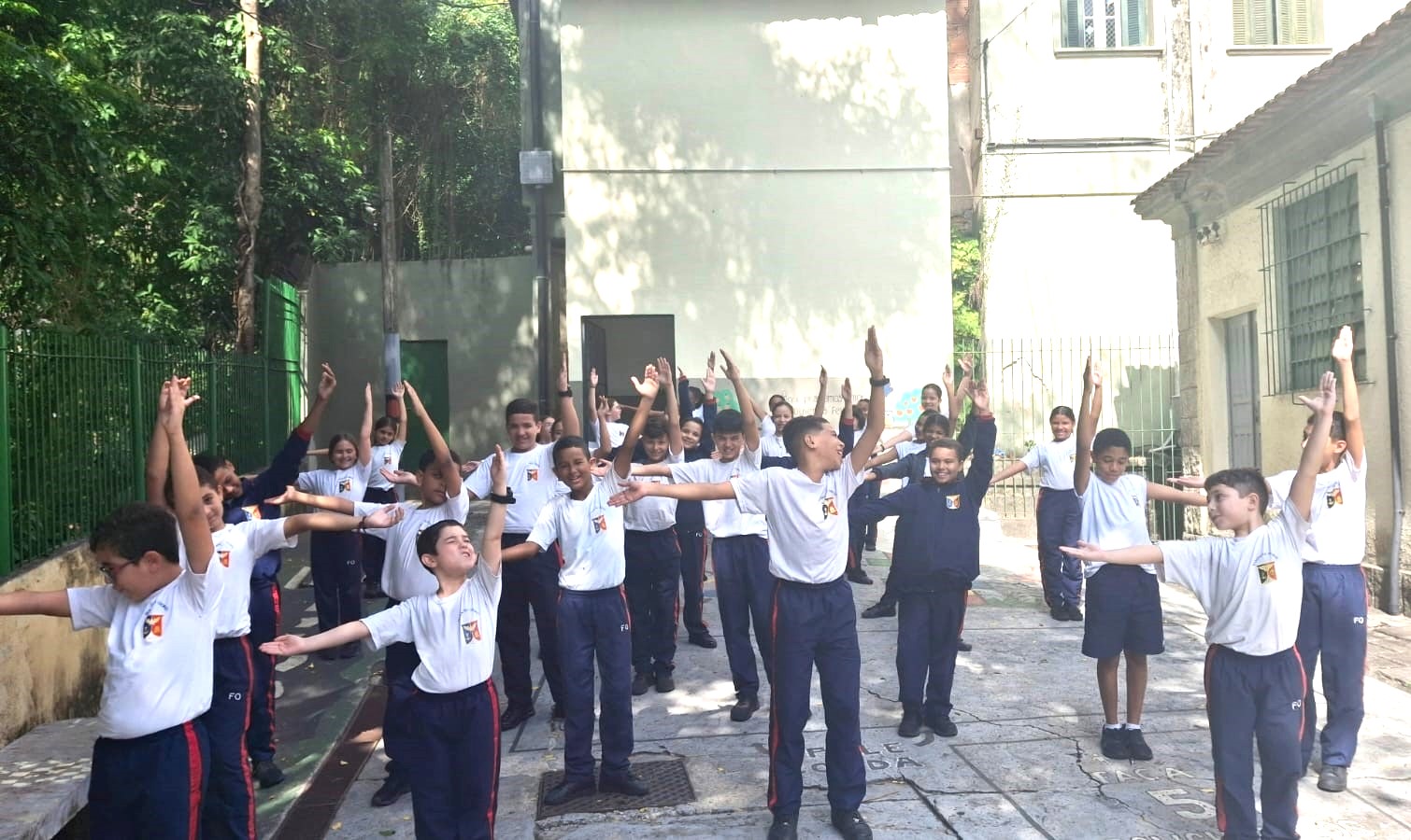Estudantes representam ângulos durante dinâmica em sala de aula.