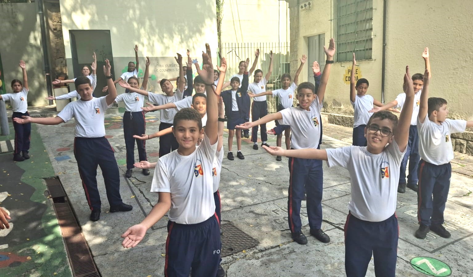 Alunos reproduzem ângulos agudos, retos e obtusos com os braços.