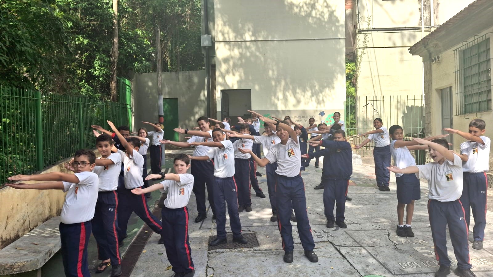 Estudantes realizam exercício lúdico sobre medidas de ângulos.