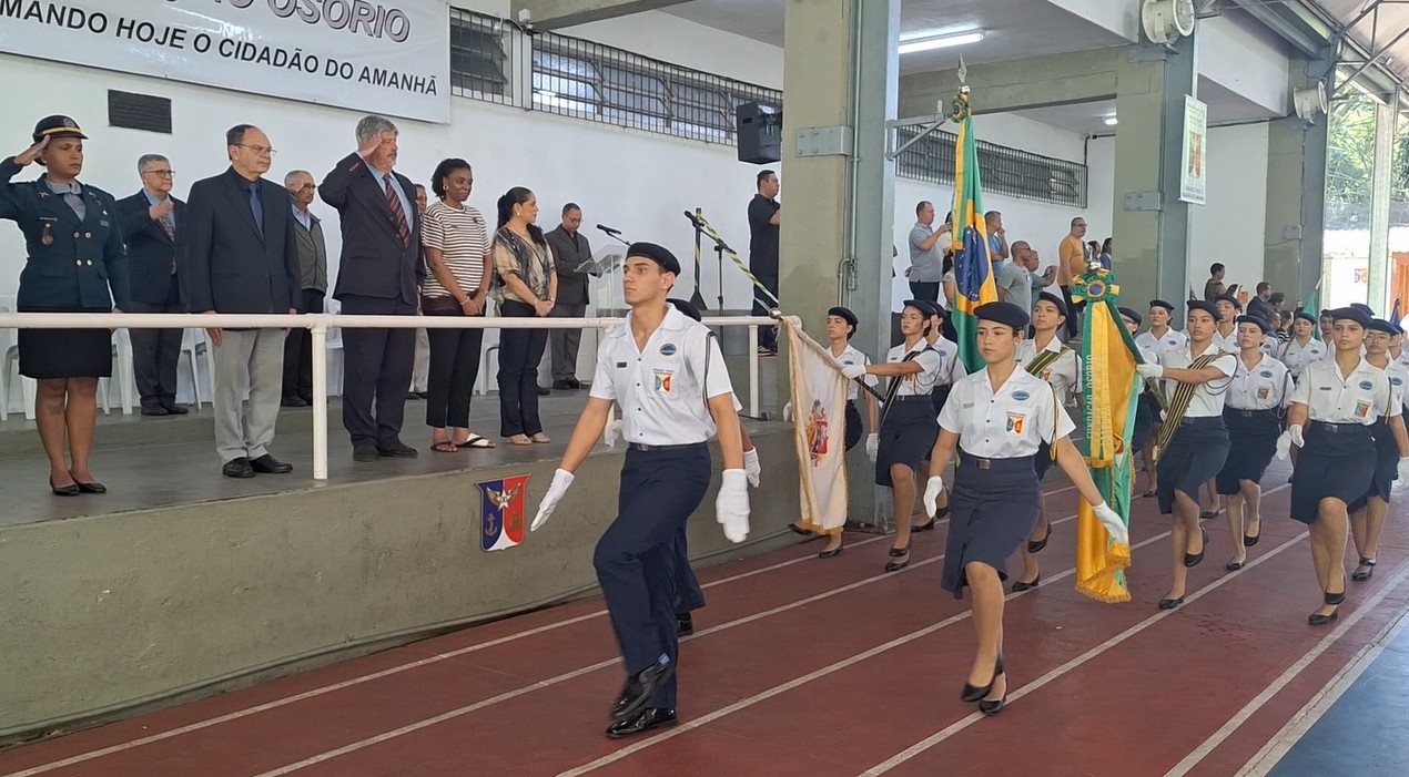 Alunos da Fundação Osorio marchando na cerimônia aos professores.