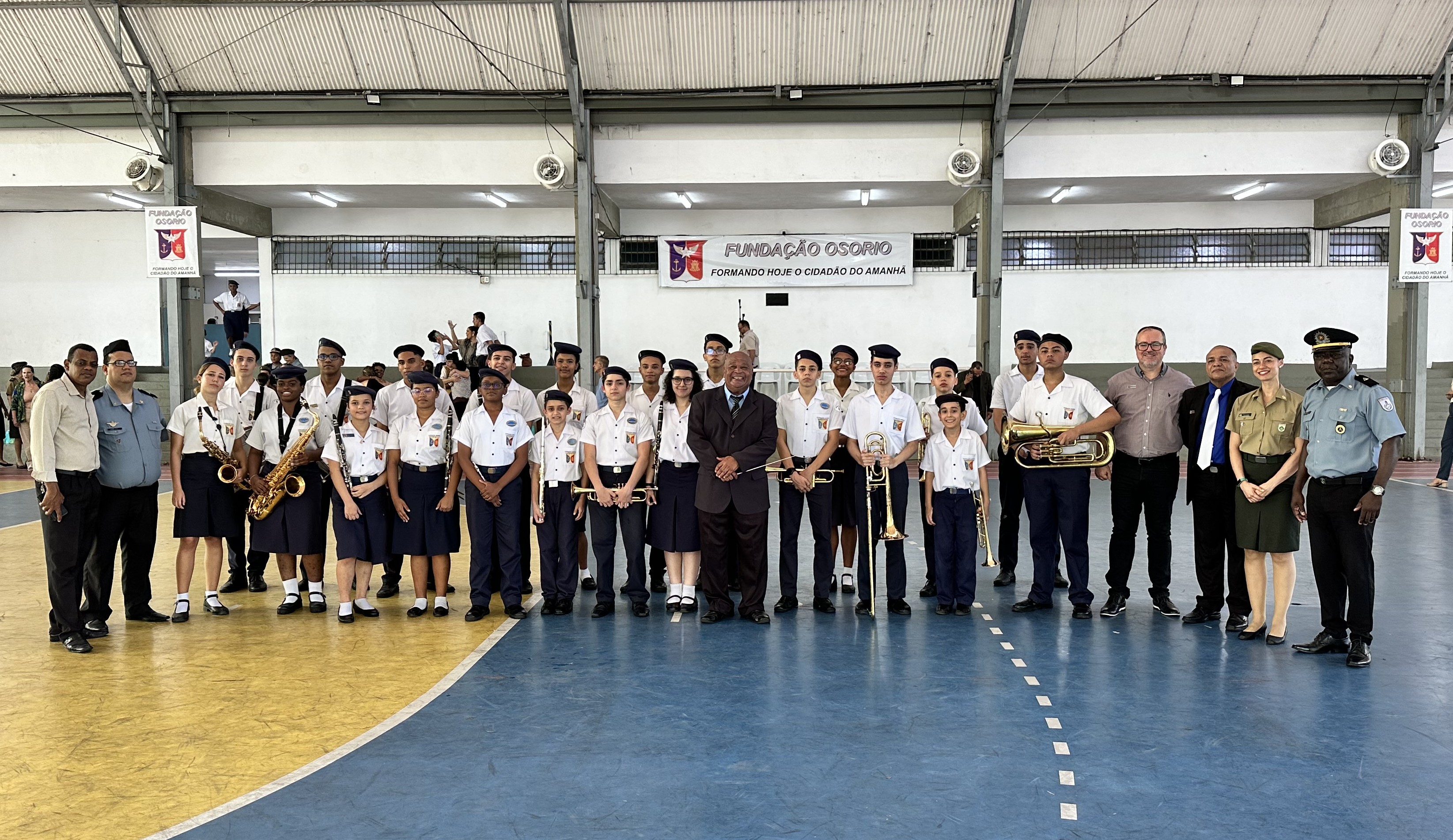 Alunos e militares da Fundação Osorio posando para foto.