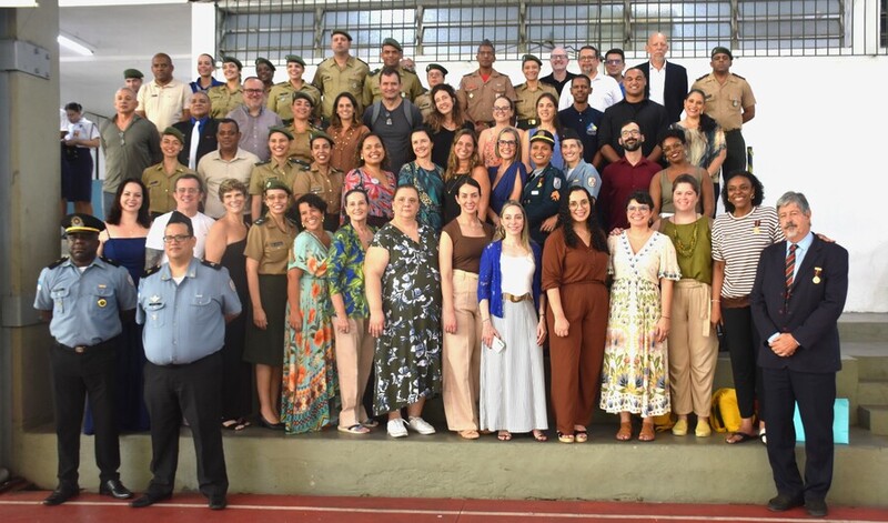 Militares e civies reunidos na Fundação Osorio em homenagem ao dia dos professores.