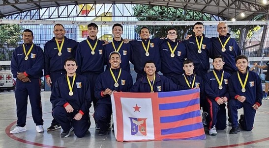 alunos da Fundação Osorio posando para foto após vitória em campeonato de jogos.
