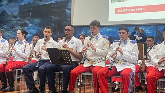 alunos da Fundação Osorio tocando flauta com outros integrantes.