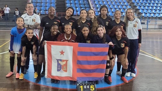 alunos da Fundação Osorio posando para foto após vitória em campeonato de jogos.