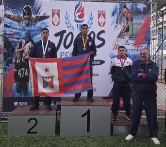 alunos da Fundação Osorio posando para foto após vitória em campeonato de jogos.