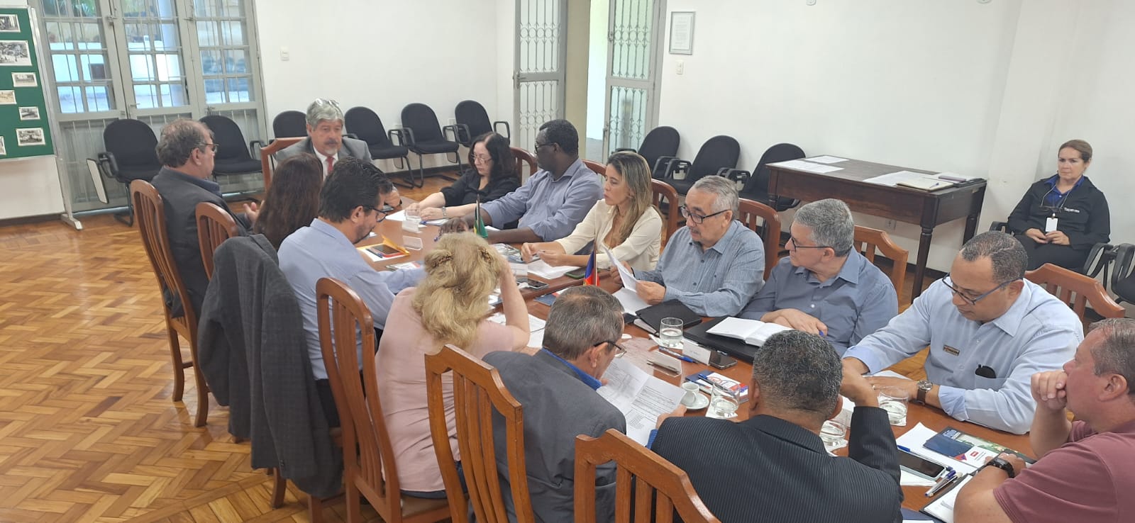Integrantes do Conselho Deliberativo reunidos à mesa na sala do presidente da Fundação Osorio.