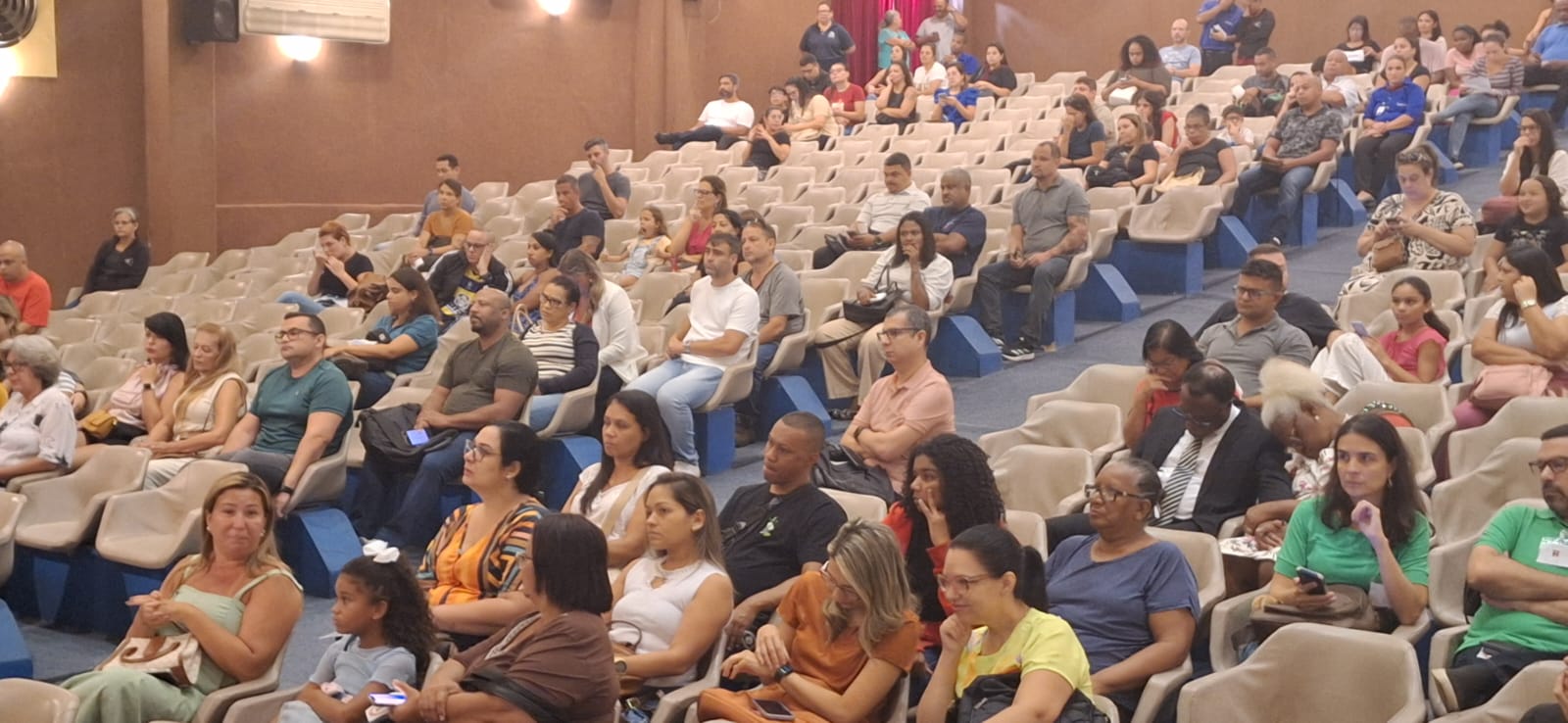 Público presente no auditório da Fundação Osorio durante o sorteio de vagas.