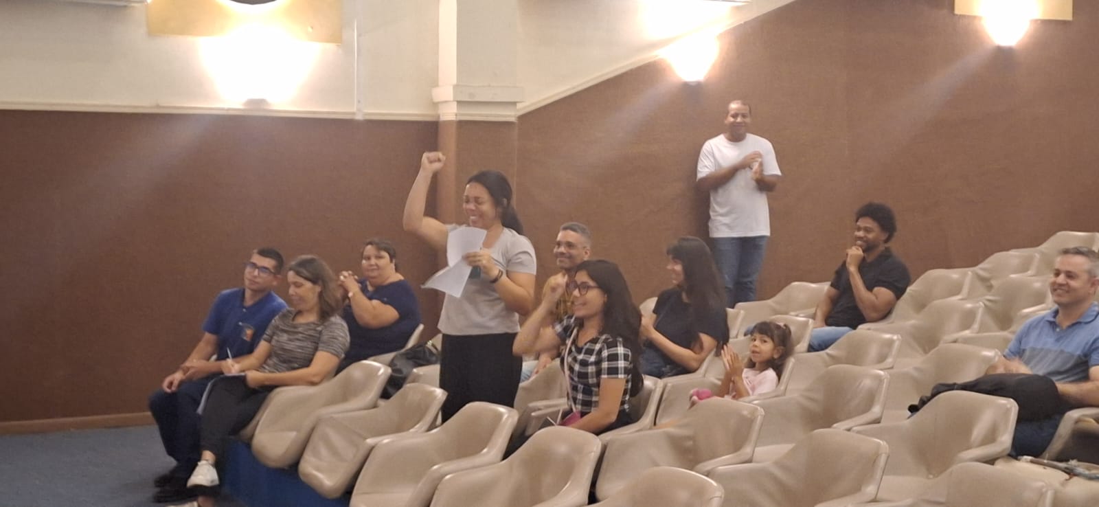 Candidata sorteada em pé no auditório da Fundação Osorio após divulgação do resultado.