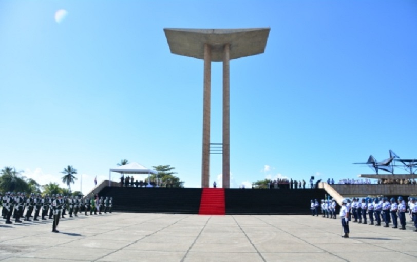 Imagem de uma torre com duas bases de sustentação