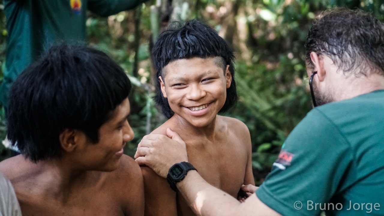 jovens korubo sorrindo