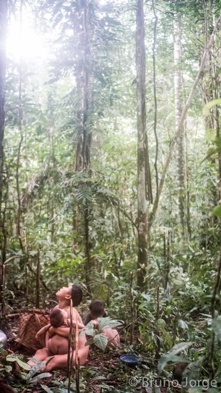 Mae recem contatada e duas criancas