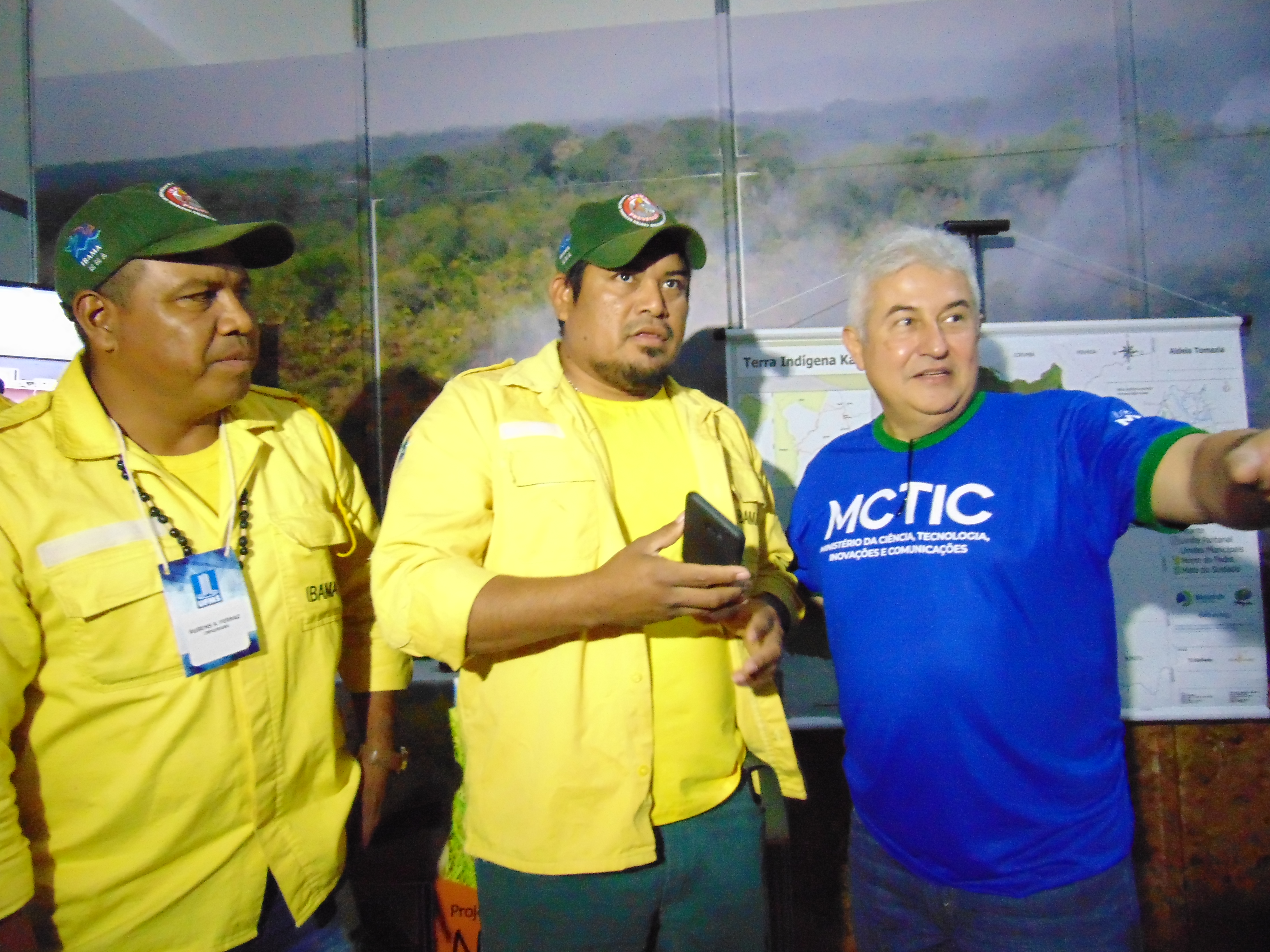 Brigadistas Kadiweu e Marcos Pontes