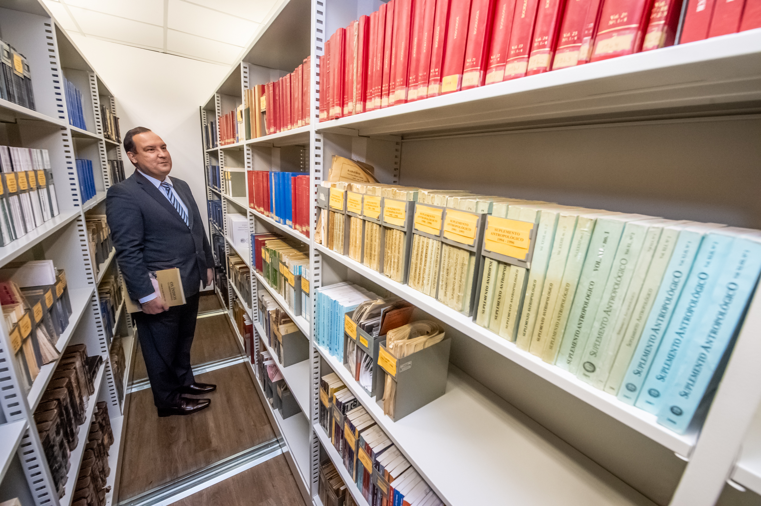 Presidente visita biblioteca da Funai 