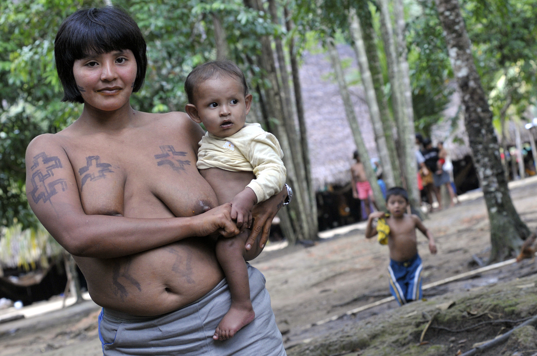 Mulher e crianca Waimiri Atroari.