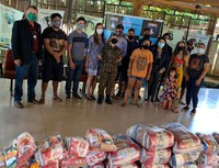 Em parceria com o Exército, Funai distribui cestas de alimentos para estudantes indígenas em Brasília