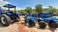 Funai entrega trator para apoio à produção de alimentos em comunidade indígena de Roraima