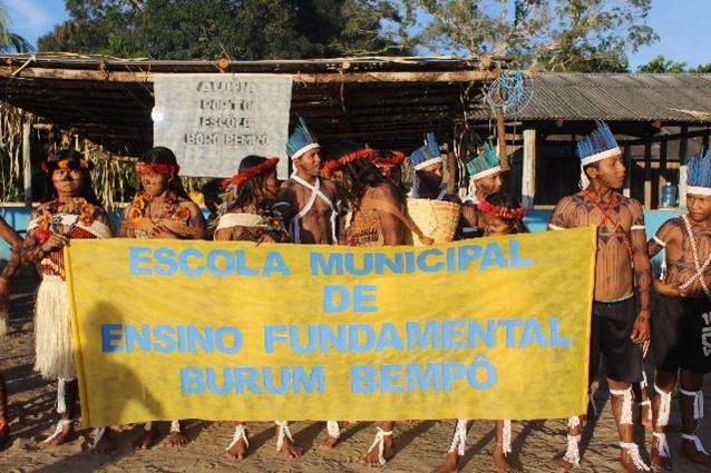 Figura 1 - Foto aérea da aldeia Katõ. No pátio central da aldeia, as barracas e o palco da I Feira Cultural do rio Kabitutu. Foto Lerinelson Kaba, coletivo audiovisual Wuyxaximã.jpg
