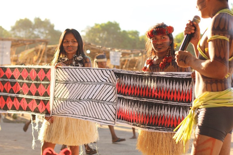 Figura 10 - Alunos do ensino médio da escola Karo Bempô apresentam os grafismos utilizados em pinturas corporais. Foto Anderson Moreira.jpg