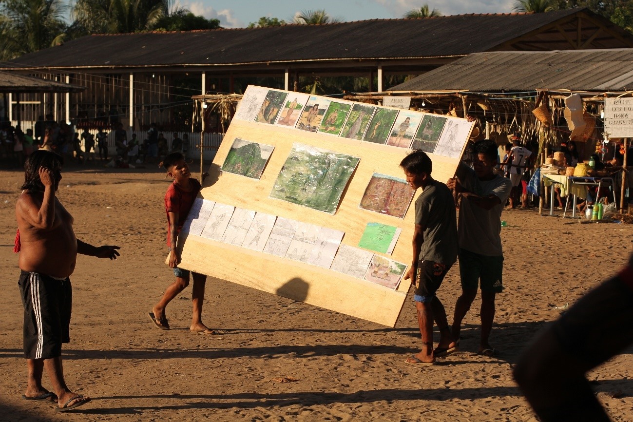Figura 12 - Painel de desenhos de Fladenilson Waro é levado para apresentação na plenária. Foto Anderson Moreira.jpg