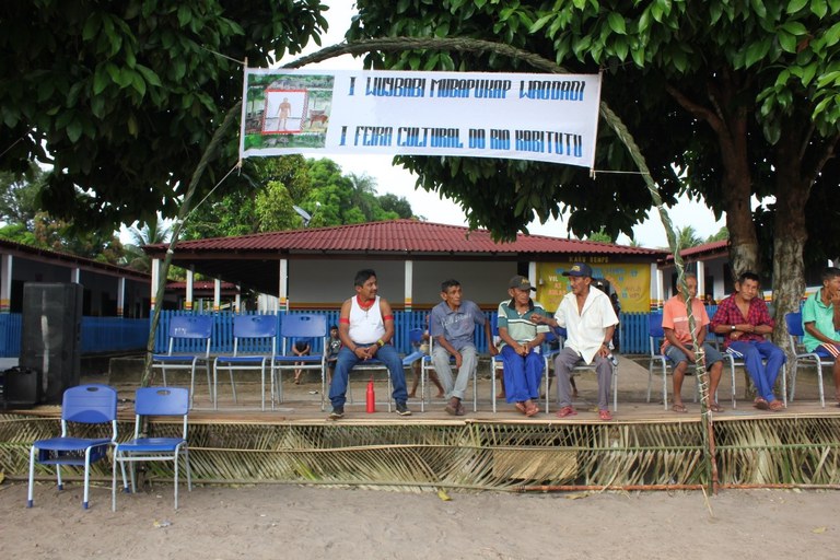 Figura 13 - Lideranças e caciques no palco da I Feira, abaixo da faixa produzida pelo desenhista Fladenilson Waro. Foto Lerinelson Kaba.jpg