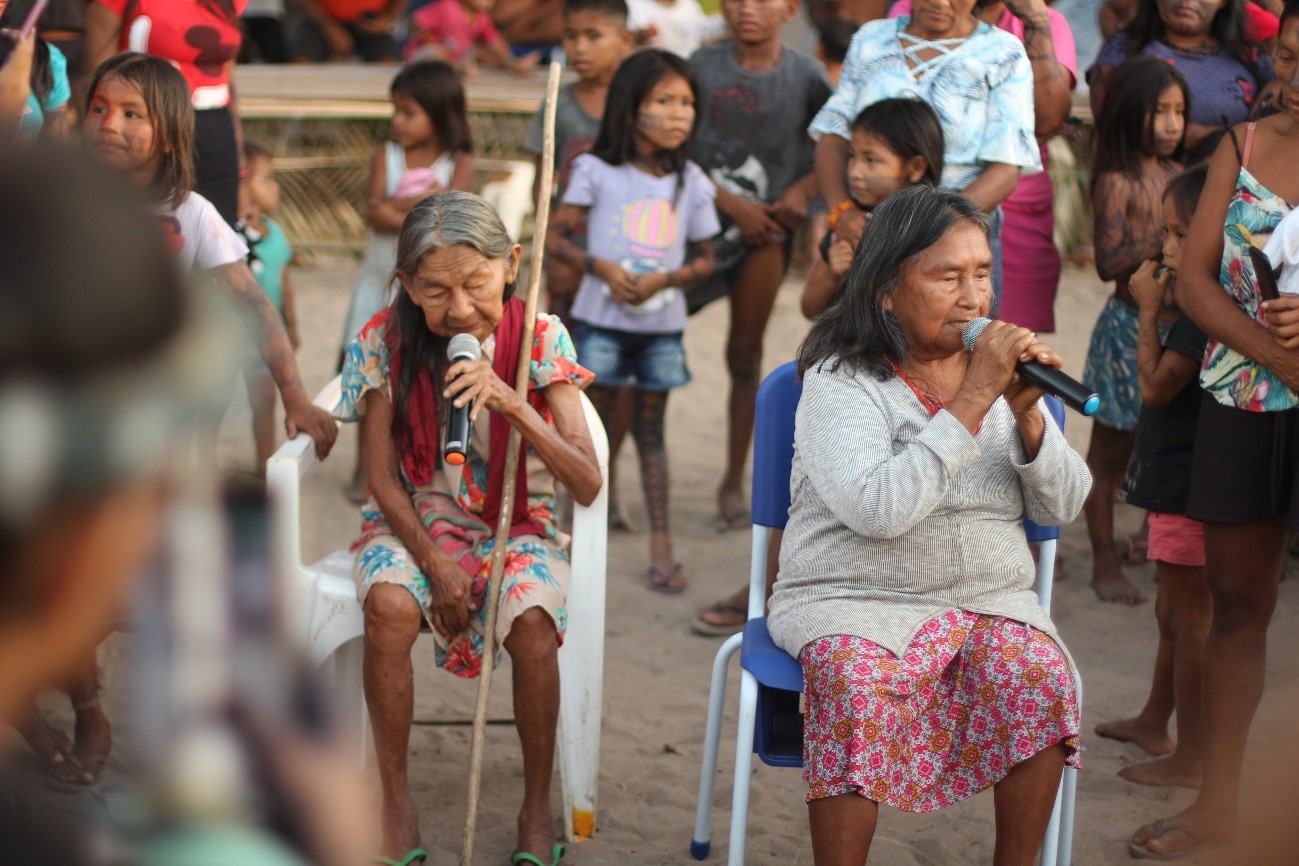Figura 17 - Julia Karo, da aldeia Estirão das Cobras e Tereza Kaba, da aldeia Kaboro'a encerram a programação do primeiro dia da Feira Cultural com cânticos reservados às mulheres Munduruku. Foto Anderson Moreira.jpg