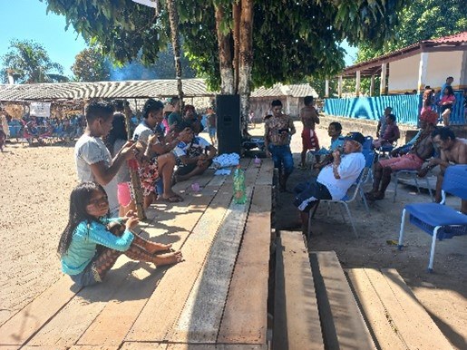 Figura 19 - Jovens Munduruku de todas as aldeias do Kabitutu gravam em celulares anciãs Munduruku cantando. Fotos Fernanda Moreira.jpg