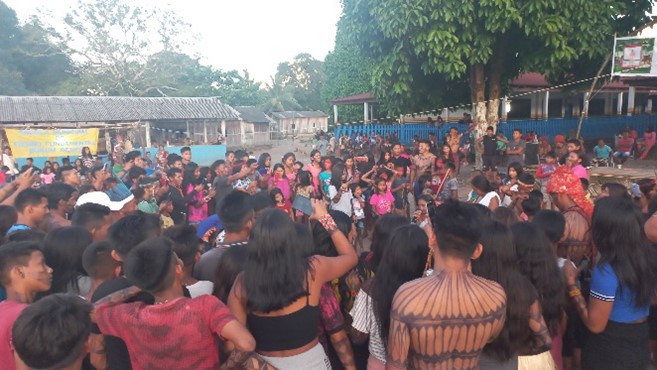 Figura 19 - Jovens Munduruku de todas as aldeias do Kabitutu gravam em celulares anciãs Munduruku cantando. Fotos Fernanda Moreira2.jpg