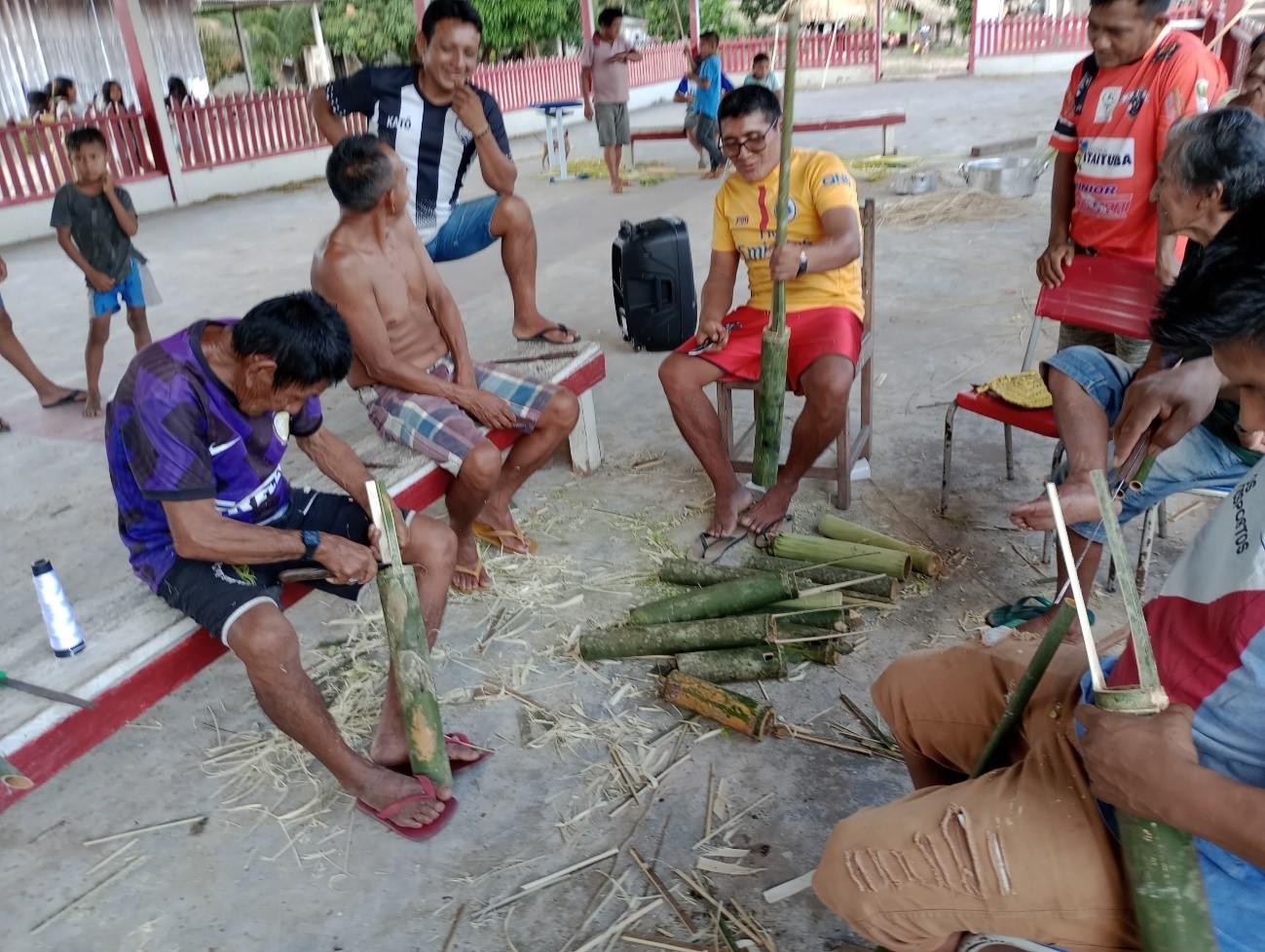 Figura 26 - anciãos e professores da aldeia Katõ confeccionam as tabocas oho'a na semana anterior à I Feira Cultural. Foto Alcindo Poxo.jpg