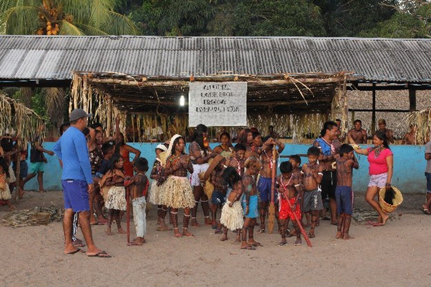 Figura 3 – Apresentação das escolas em suas barracas, fotos Anderson Moreira.jpg