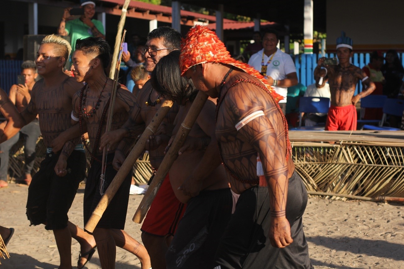 Figura 30 - Parasuy, dança do macaco entoada pelos professores Misael Kaba e Lucimar Korap. Durante a brincadeira, cada canto entoado pelas flautas parasuy determinam a imitação de um animal. Foto Anderson Moreira.jpg