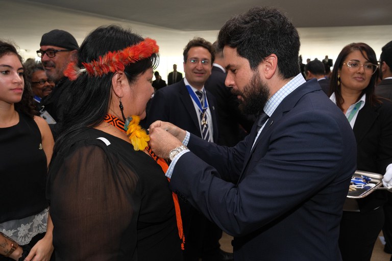 Joenia recebendo a condecoraca