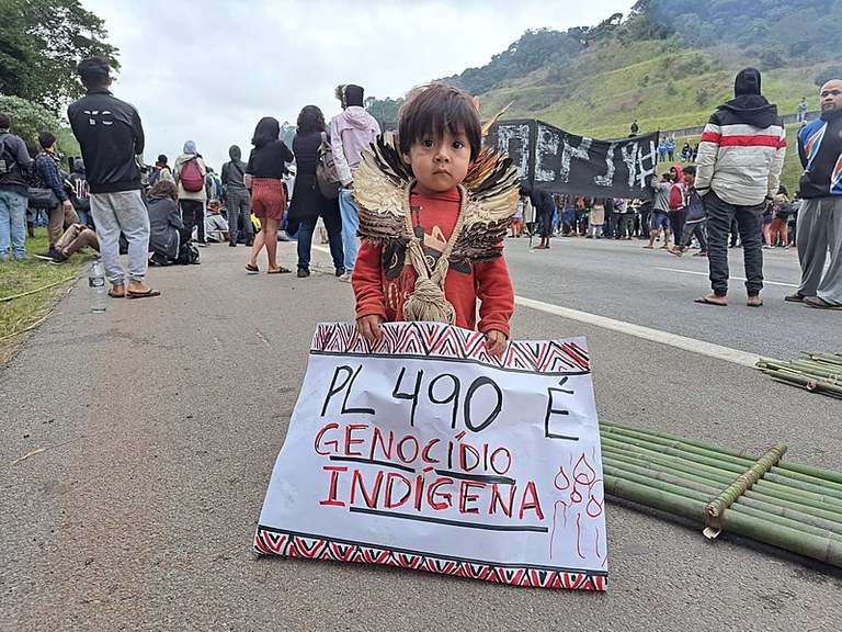Além de um ancião de 106 anos, o protesto reprimido pela polícia tinha dezenas de crianças  Gabriela Moncau.jpeg