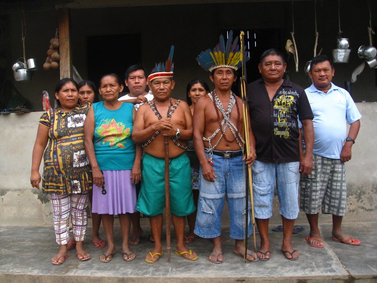 02 Familia Cacique Aldeia Sawre Apompu.JPG