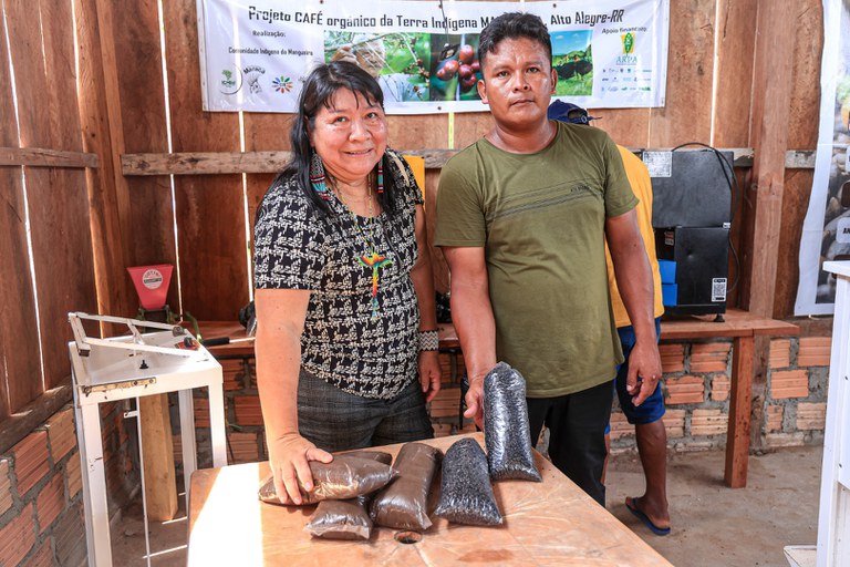 23.11.2024 - Entrega de fornos para a torrefação de café no 8º Festejo do Café na Terra Indígena Mangueira (28).JPG