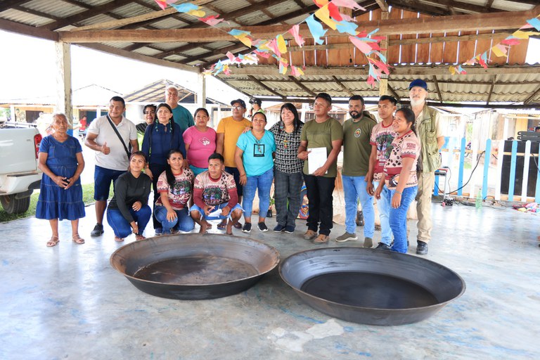 23.11.2024 - Entrega de fornos para a torrefação de café no 8º Festejo do Café na Terra Indígena Mangueira (32).JPG