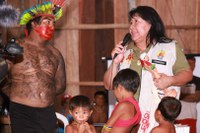 Representantes da Funai recebem estatueta Omama que simboliza a luta contra o garimpo ilegal