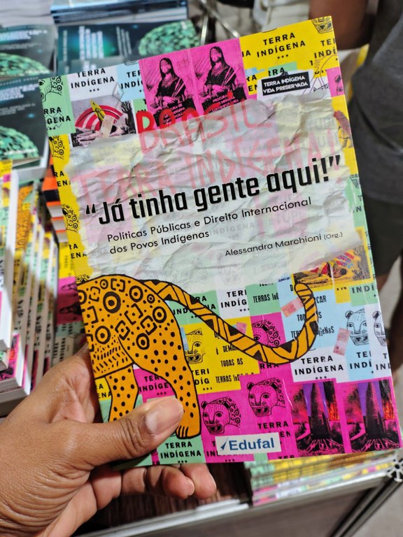 Livro_Capa com painel de Denilson Baniwa em foto cedida pela Galeria A Gentil Carioca - Foto Thiago Santos.jpg