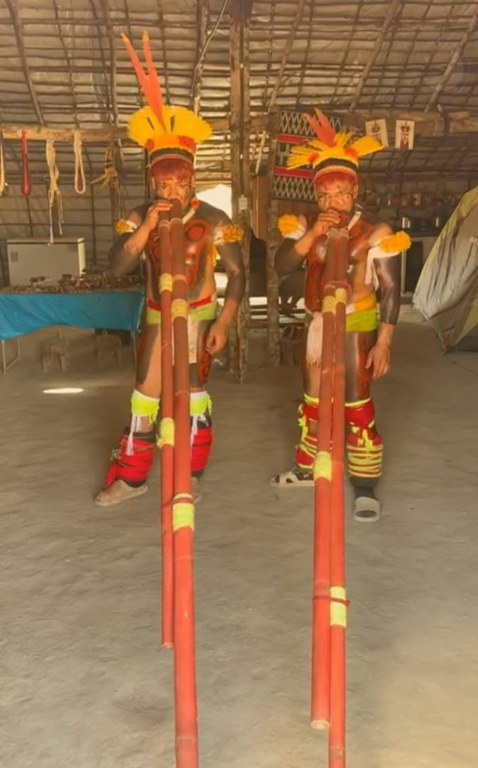 Fig. 3 - Flautas utilizadas por músicos para anunciar o ritual.jpeg