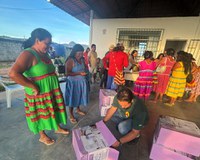 Em Minas Gerais, Funai entrega máquinas de costura às mulheres Maxakali