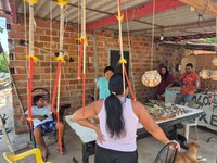 Funai apoia coleta de taquari e impulsiona geração de renda do artesanato Karajá em Goiás