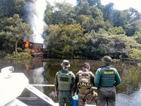 Funai, Ibama e PM Ambiental destroem 31 balsas e avançam no combate ao garimpo na região do Rio Madeira (AM)