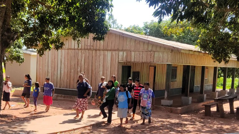 Foto 3_ Indigenas cgegando para  atendimento.jpg