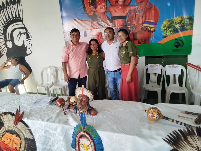 5 - Chefe de Divisão da CR-BSF Ivo Augusto com a presidenta da Associação Xixiaclá Yara de Cruz, com o seu Marido e vereador Valdo de Cruz e a Coordenadora Regional Fabiana Santiago.jpeg