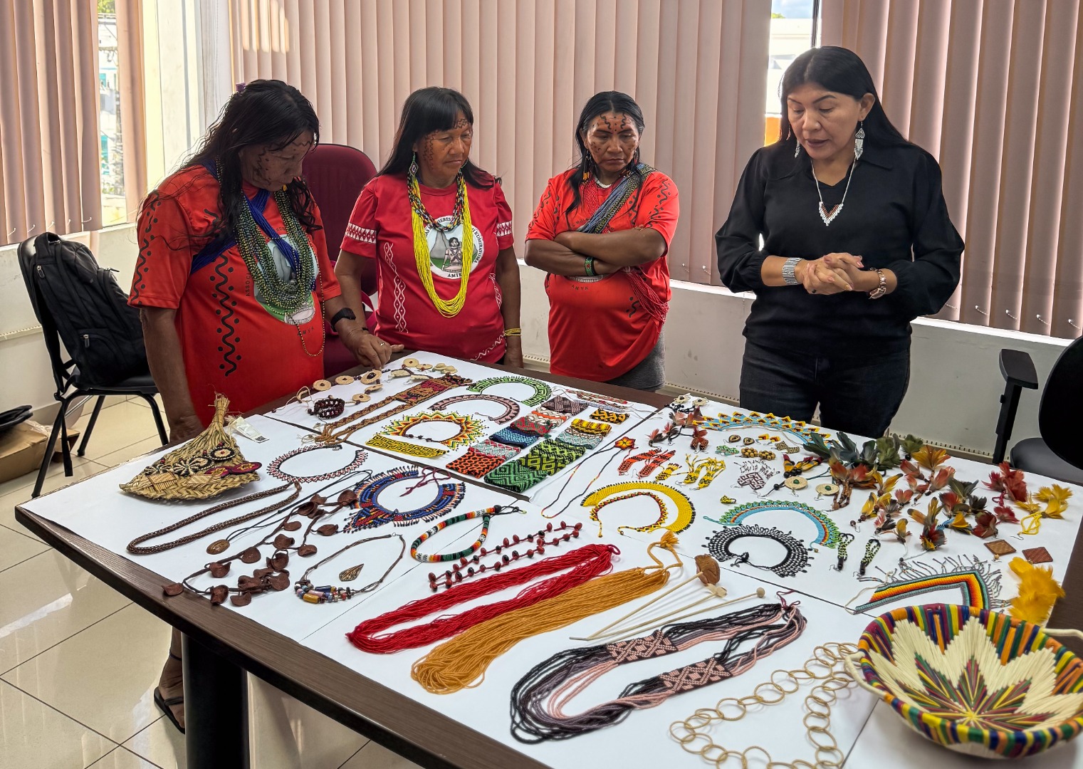 8 a 12.12.25 - Oficina de Precificação e Intercâmbio com as artesãs Yanomami @ Divulgação FUNAI-17.jpg